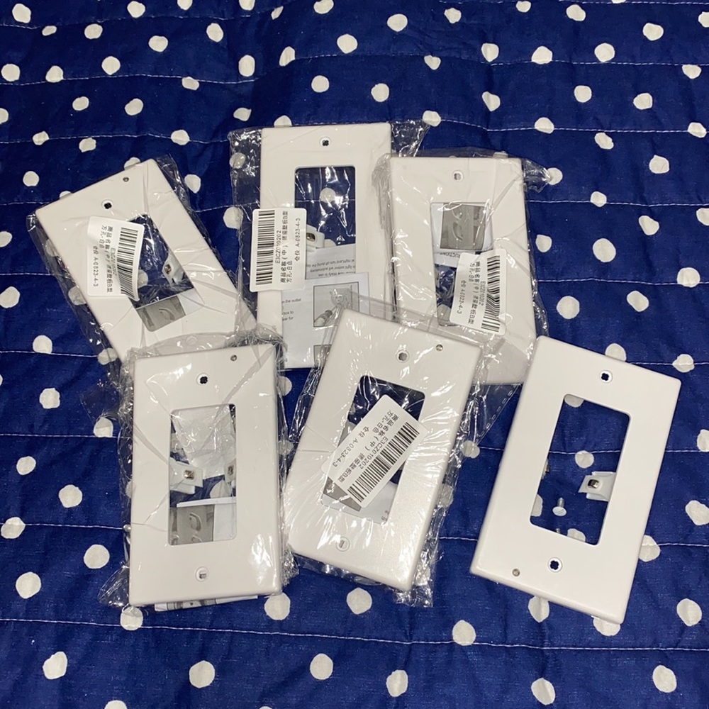 Set of 6 receptacle covers with LED night light